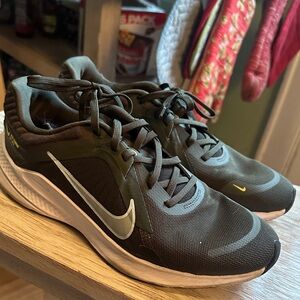 Nike Men's Dark Green and silvery Athletic Shoes